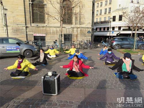 '图1：二零二二年二月十三日，法轮功学员在巴黎市中心的夏特蕾演示法轮功第五套功法'