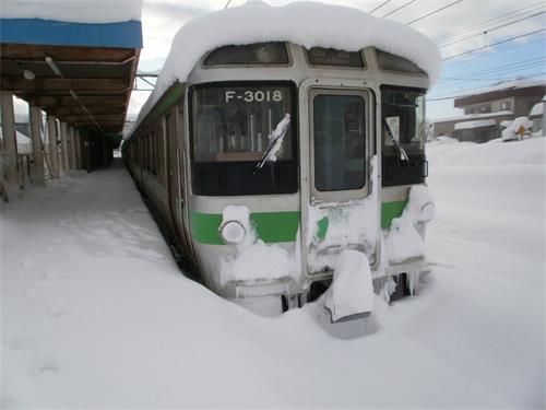 '图1：二零二二年二月五日开始，日本受强烈寒流侵袭，北海道最大城市札幌降下破纪录大雪。（图片来源：twitter.com/jrhokkaido_info）'