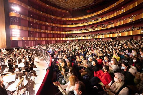 图1：二零二二年三月十日下午一点，神韵纽约艺术团在纽约林肯中心大卫寇克剧院拉开了在此为期两周共十场演出的首场演出的序幕，演出爆满。图为当天演出的谢幕照。（大纪元）