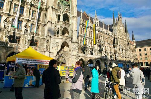 '图1：二零二二年二月二十六日，法轮功学员在德国南部最大城市慕尼黑市中心玛丽亚广场举办活动。'