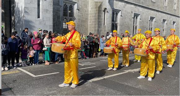 图1-4：3月17日爱尔兰法轮大法学员受邀参加“圣帕特里克节”（St Patrick's Day）大游行，为观众带来法轮功功法演示、法轮功小弟子方阵和唐鼓队。