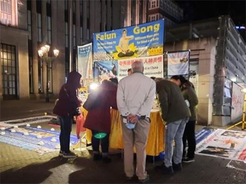 '图4：法轮功学员每周五晚上在杜赛尔多夫的市中心举办烛光守夜活动。'