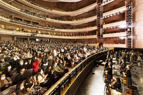 图2：二零二二年四月十日下午，神韵环球艺术团在多伦多四季表演艺术中心上演的第十场演出，门票售罄。图为当天演出大爆满的盛况。（大纪元）