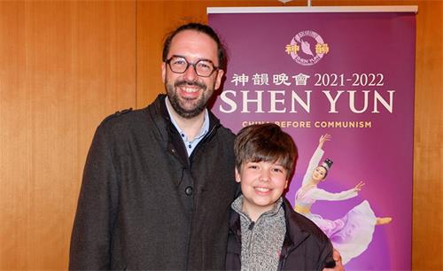 图8：四月五日晚，单簧管演奏家多米尼克·德索特尔（Dominic Desautels）带儿子观看了神韵环球艺术团在多伦多四季表演艺术中心的演出后，他说：“我越来越仰慕传统的中国文化。”（大纪元）