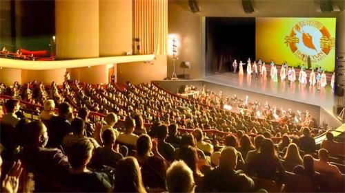 图3：二零二二年三月二十六日，神韵国际艺术团在美国夏威夷檀香山的布利斯黛尔音乐厅（Blaisdell Concert Hall）进行两场演出，票房均为爆满。图为二十六日晚演出结束时，神韵艺术家向观众谢幕。（大纪元）