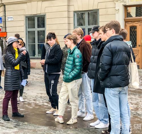 图1~4：自二零二二年三月份以来每星期周五和周六的下午，瑞典法轮功学员继续在市中心国会大厦旁举办讲真相活动，民众观看真相展板和学员交谈，明白真相的人们签名支持反迫害。