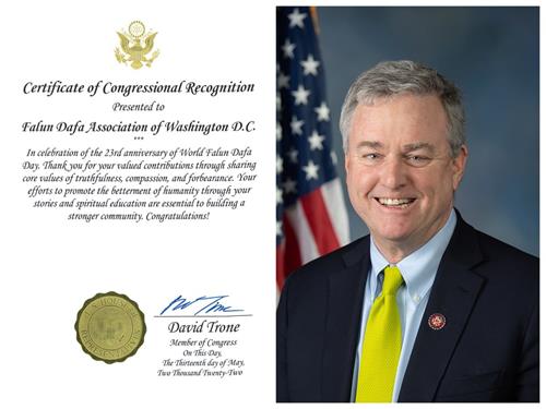 '图10：美国国会众议员戴维‧特隆（David Trone）向华盛顿DC法轮大法学会颁发国会褒奖证书，庆祝第二十三届世界法轮大法日。'