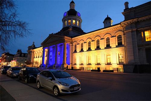 图6~8：历史名城金斯顿市（Kingston）升旗和亮彩灯。