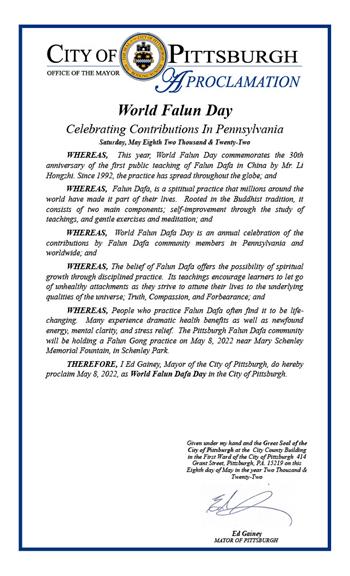 图2：匹兹堡市长埃德·盖尼（Ed Gainey）颁发褒奖状，宣布匹兹堡世界法轮大法日。