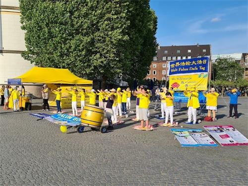 '图1：法轮功学员在杜赛尔多夫庆祝世界法轮大法日'