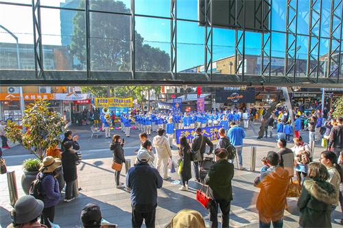 图1~5：二零二二年五月二十二日，墨尔本部分法轮大法学员与各界人士在华人聚居的博士山区（Box Hill）购物中心，共同庆祝第二十三届世界法轮大法日。