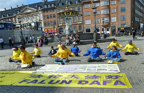'图2～3：庆祝世界法轮大法日，丹麦与部分瑞典学员在首都哥本哈根市中心，向世人展示功法。'