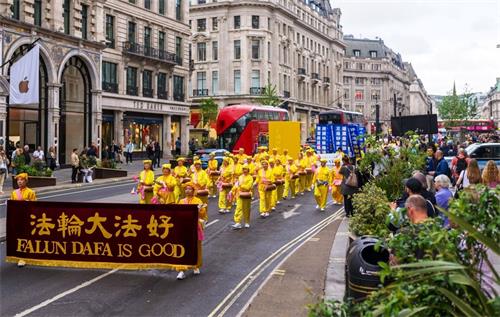 '图1~4：英国法轮功学员在伦敦市中心游行，庆祝法轮大法弘传世界三十周年。'