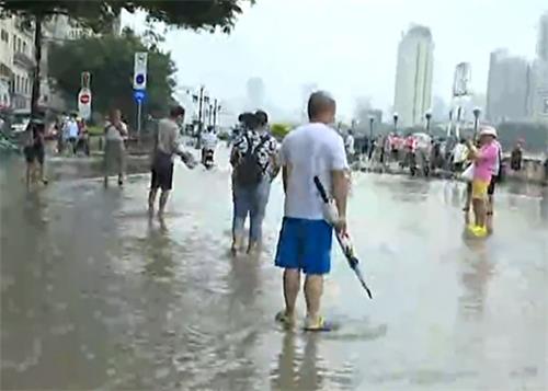 2022年6月15日，广州中心城区珠江两岸出现大面积淹水，附近道路严重积水。（视频截图）