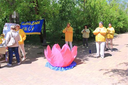 '图1：二零二二年五月二十九日，俄罗斯部份法轮功学员参加了安加尔斯克市城市日庆祝活动，向人们介绍法轮功。'