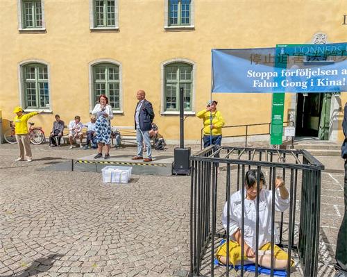 '图2：瑞典国会议员洛塔·约翰松·福拿尔维（Lotta Johnsson Fornarve）来到法轮功学员的展位，声援法轮功学员反迫害并发表演讲。'