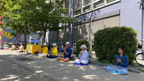 '图7：二零二二年七月二十日，法轮功学员在慕尼黑中领馆前和平抗议'