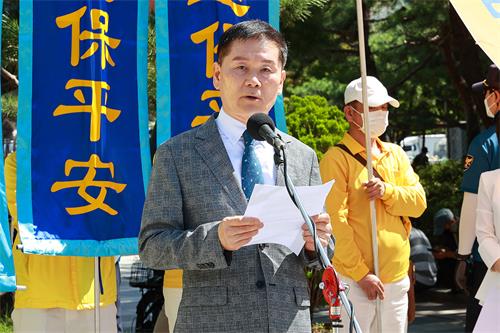 图7：全球退党中心韩国支部事务局长朴均焕先生在集会上发表声明。