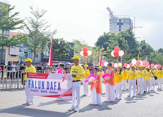 法轮功学员应邀参加印尼国庆大游行