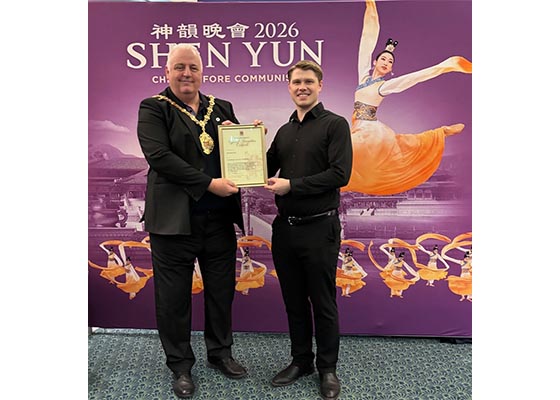 英国斯托克市市长向神韵颁发表彰证书